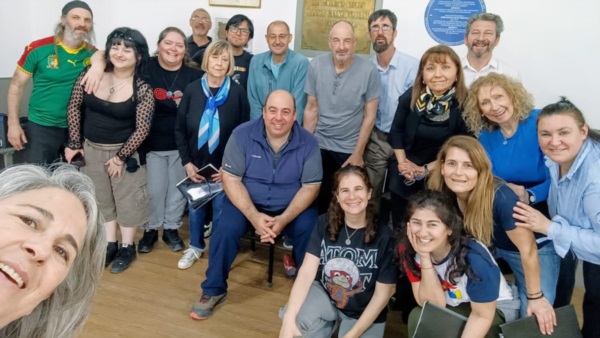 Los protagonistas de la movida, cantores, e instrumentistas, con el director Rubino al centro, en un momento de relax en los ensayos.