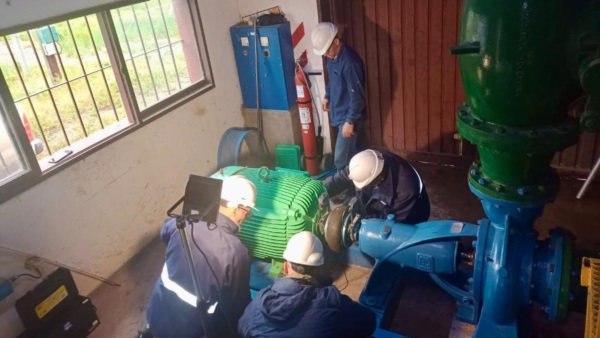 Tareas del personal sanitario en la planta de agua.