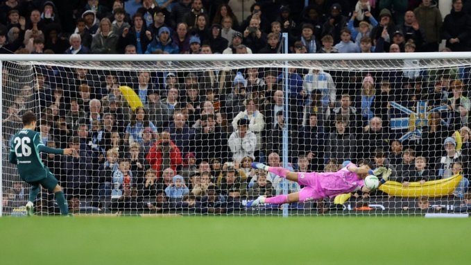 Gerónimo Rulli fue héroe del Manchester City ante Brighton, tras el 2-2, atajó dos penales.