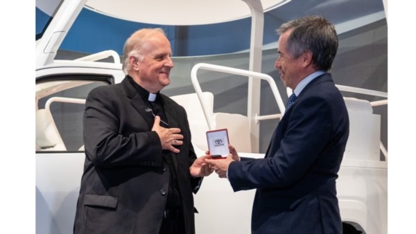 El Nuncio Apostólico, monseñor Michael Wallace Banach recibe la llave. Foto: Agencia NA (Toyota).