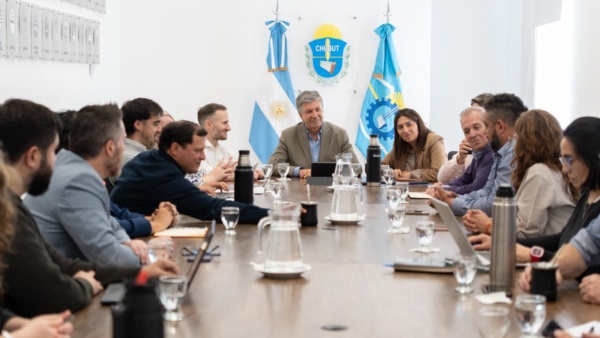 Menna y funcionarios provinciales con el BID.