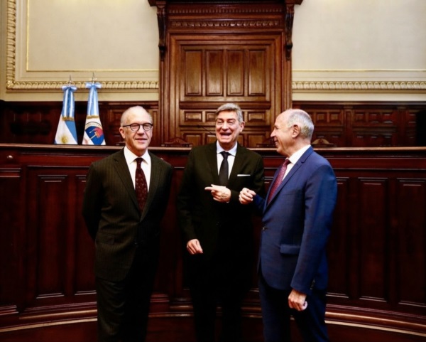 ¿De qué se ríen? Rosenkrantz. Rosatti y Lorenzetti en su reducto.