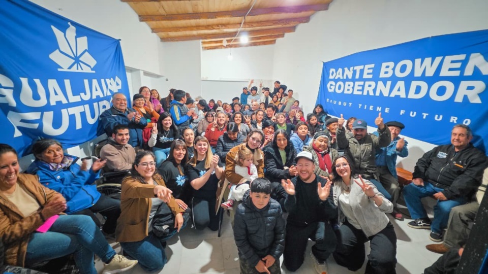 El referente de Chubut Futuro junto a vecinos.