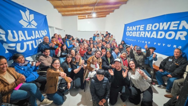 El referente de Chubut Futuro junto a vecinos.