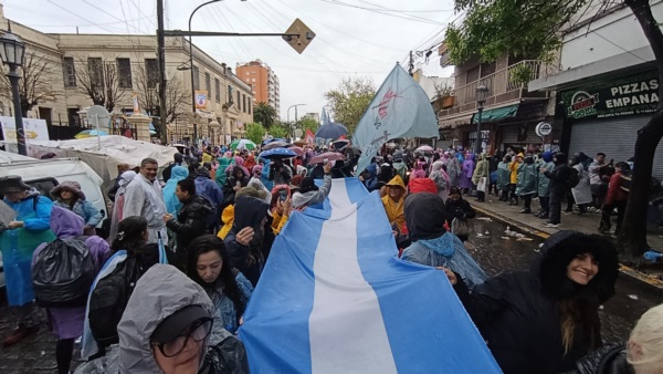Dejó de llover y los fieles siguieron hacia Luján.