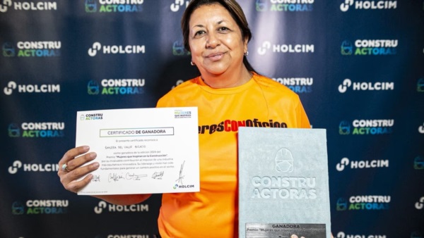 Sandra Bulacio con el Premio que obtuvo. Foto: Agencia NA (Holcim).