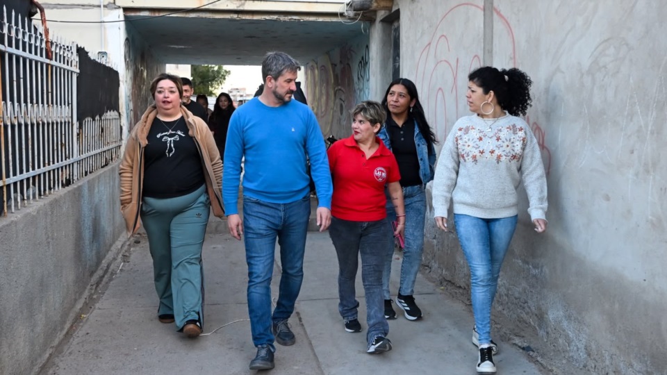 Gerardo Merino con vecinos del barrio Constitución.