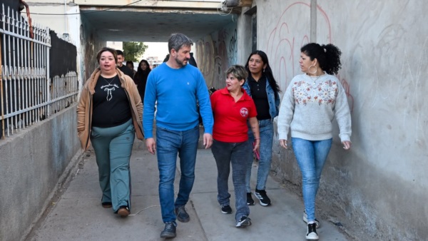 Gerardo Merino con vecinos del barrio Constitución.