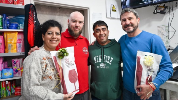 El intendente de Trelew con comerciantes del lugar.