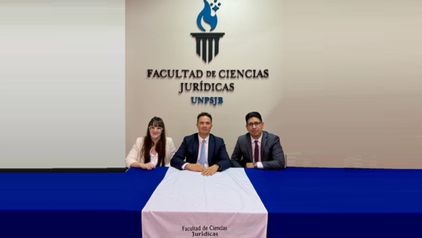 Camila Velasco, Secretaria de Investigación y Posgrado, Francisco Schiavone Decano de la Facultad de Ciencias Jurídicas, y Daniel Manse, el Juez de Familia y docente de la Facultad de Ciencias Jurídicas.