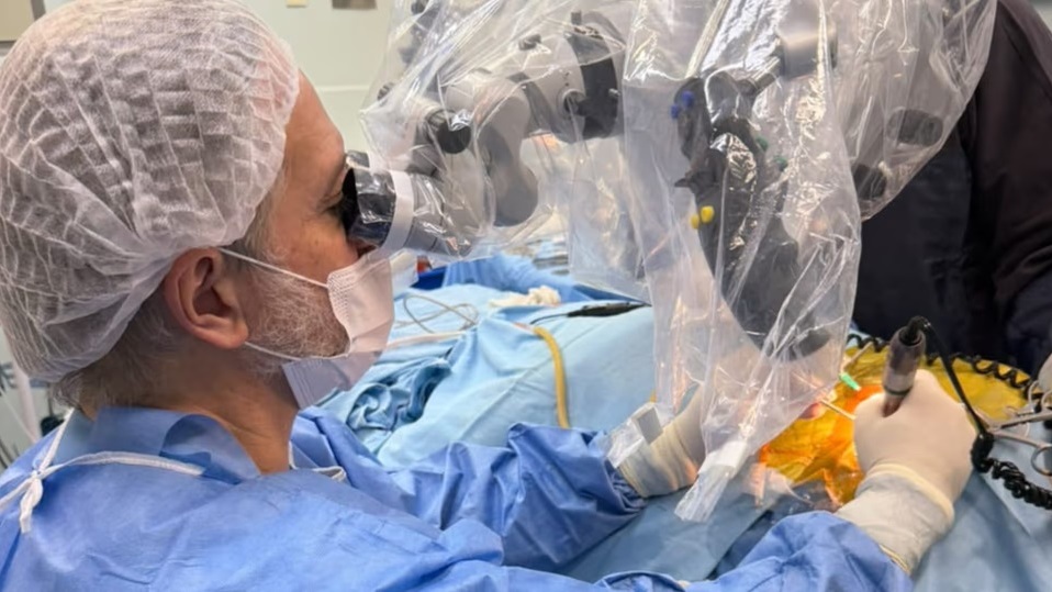 La operación duró menos de una hora enla que se le colocó al paciente, un implante de nueva tecnología en los dos oídos.