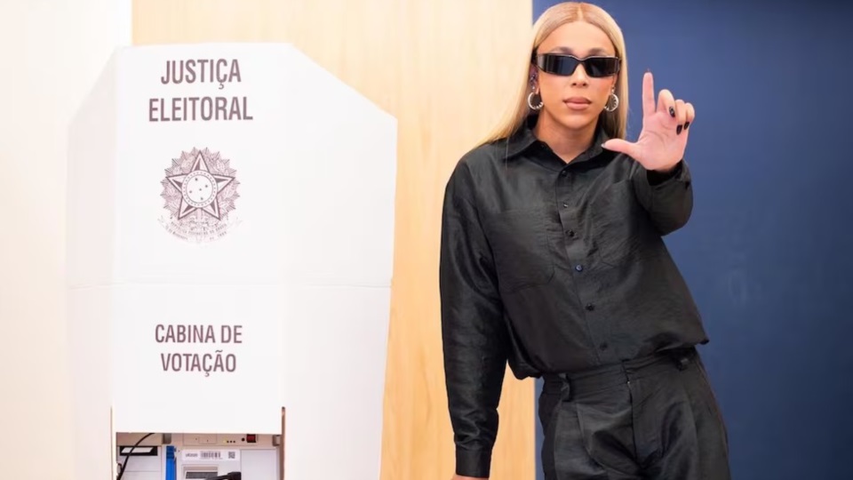 Erika hizo la "L" de Lula, al emitir su voto electrónico.