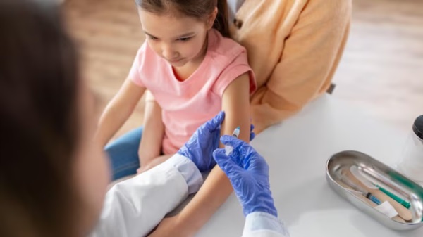La vacunación es fundamental en niños. Foto: Agencia NA (Magnific).
