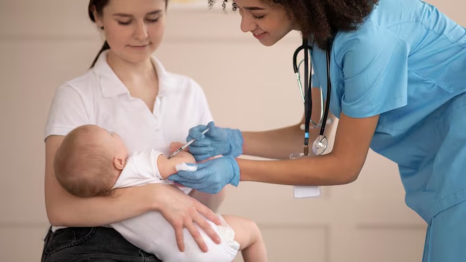 Es importante completar las dosis de vacunación contra la meningitis.