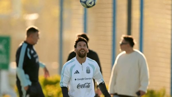 Messi tuvo su última práctica con la Selección antes de su partido final y se lo vio entre risas y muchos compañeros históricos.