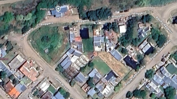 El terreno está ubicado sobre la calle Dante Brozzi, entre Roggero y Pasaje Puerto Argentino, Bº Malvinas. 