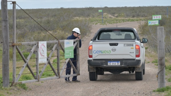 Autoridades intervinientes ingresan al campo del camino vecinal donde cayó la avioneta. Foto Sergio Esparza