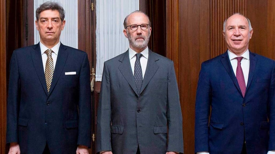 Rosatti, Rosenkrantz y Lorenzetti, el único que sonríe; los tres Supremos, de izquierda a derecha.