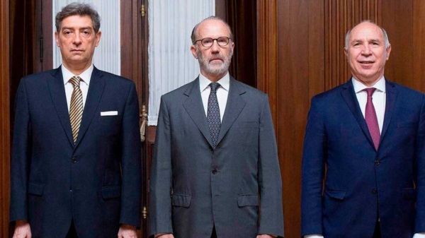 Rosatti, Rosenkrantz y Lorenzetti, el único que sonríe; los tres Supremos, de izquierda a derecha.
