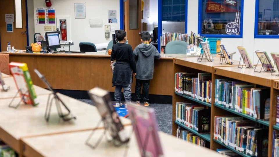 Censuran libros en bibliotecas de escuelas de Estados Unidos. The Texas Tribune.