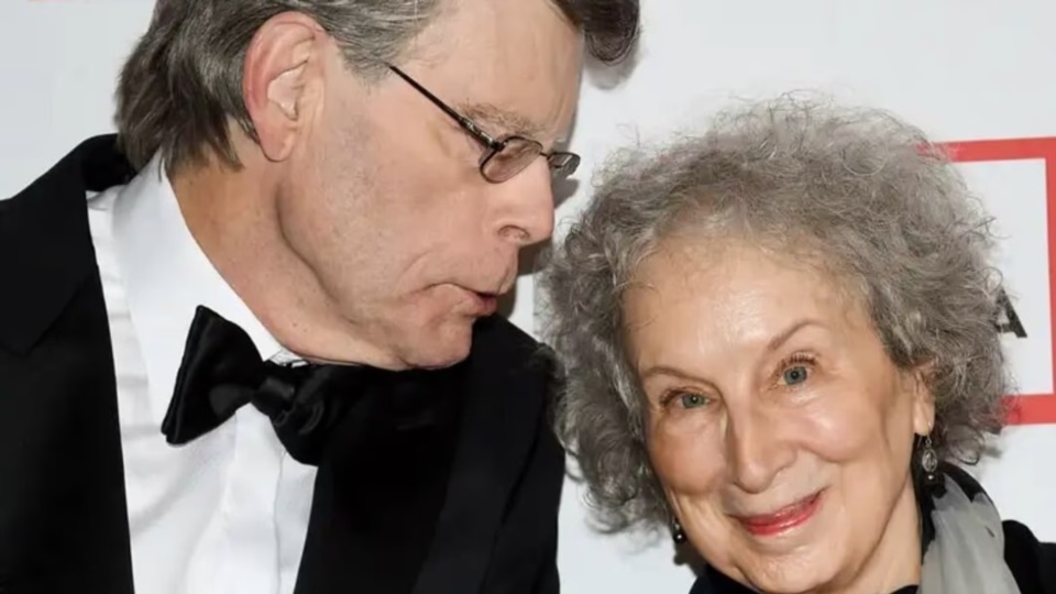 Stephen King es el escritor más afectado, seguido por autoras como Ellen Hopkins y Sarah J. Maas.