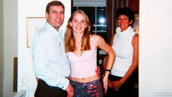 El expríncipe Andrés y Virginia Giuffre. Un poco más atrás, la esposa de Epstein, también involucrada en el escádanlo.