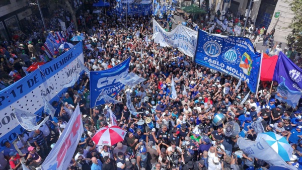 Una multitud marcha en CABA.