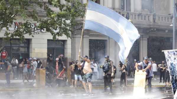 Cruce entre manifestantes y las fuerzas de seguridad.