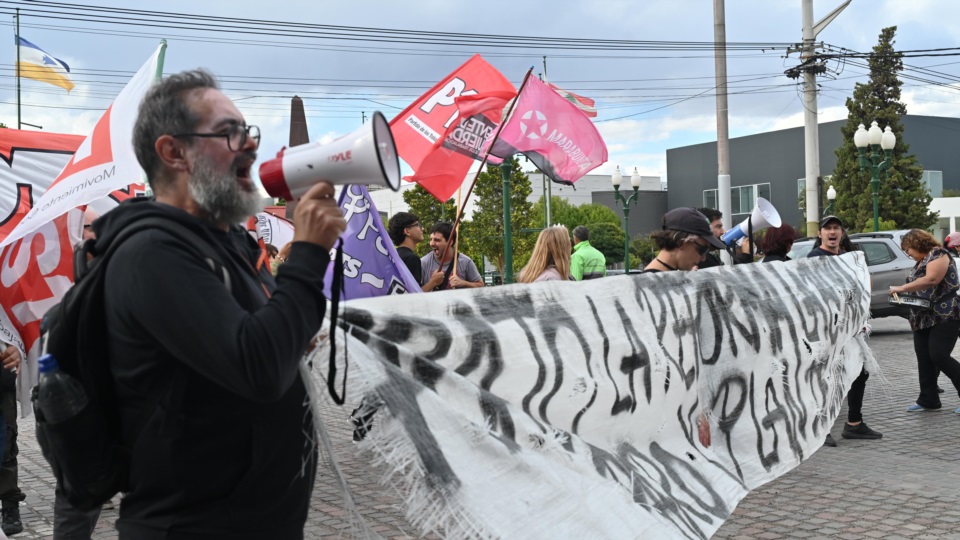 Como sucedió en todo el país, Trelew también marchó.