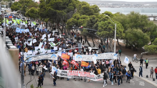 Una multitud recorrió las calles de Madryn.