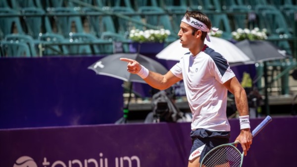 En una batalla maratónica de más de 3 horas, Etcheverry venció a Román Burruchaga por 7-6, 6-7 y 6-4.