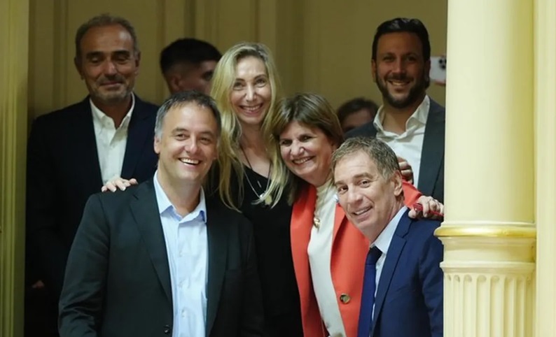 Lule Menem, Adorni, Karina, Bullrich y Santilli, celebrando la media sanción en el Senado.
