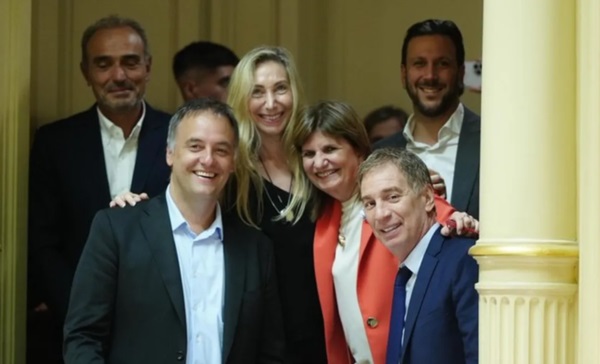 Lule Menem, Adorni, Karina, Bullrich y Santilli, celebrando la media sanción en el Senado.