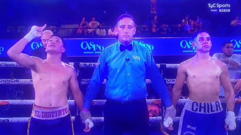 Brazo en alto de Dylan Navarro por su noveno triunfo en fila. (Foto: TV).