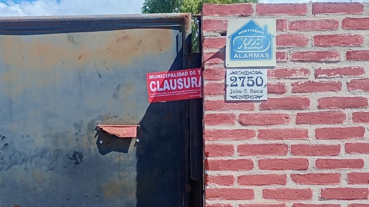 La faja de clausura en Julio A. Roca 2750.