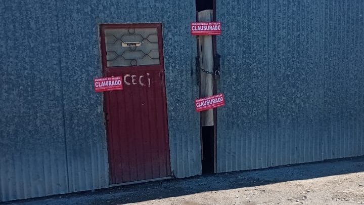 El galpón también cerrado por el Municipio.