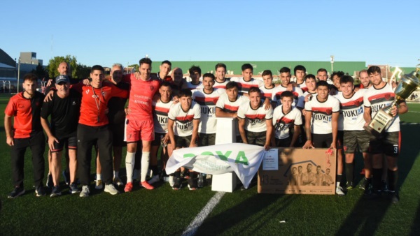 El plantel de Gaiman FC posa para Jornada.