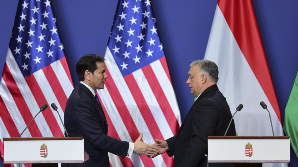 Orban y Rubio estrechándose la mano.