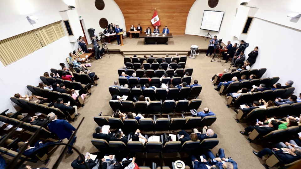 El Congreso peruano destituyendo al presidente Jeri.