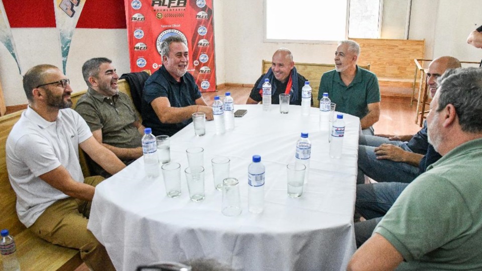 Sastre con los organizadores del evento.