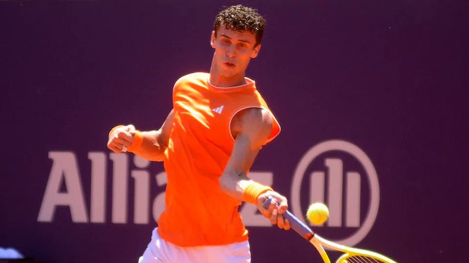 Juan Manuel Cerúndolo avanza en el ATP 500 de Río de Janeiro.