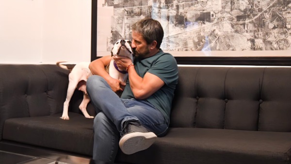 El intendente junto a su nueva perra.