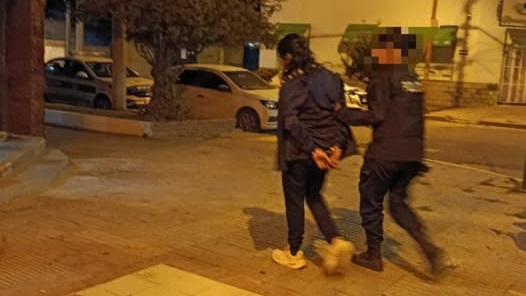 La mujer ingresando a la comisaría Primera de Esquel.