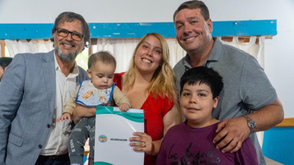 Furci y Biss con una familia beneficiada.