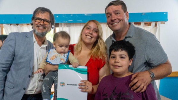 Furci y Biss con una familia beneficiada.