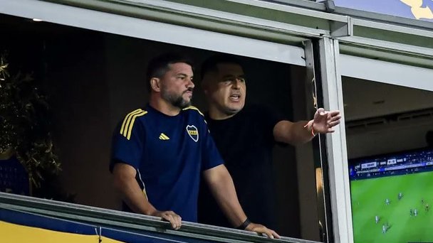 Con Úbeda insultado y en duda, Riquelme vio el partido junto a Herrón 