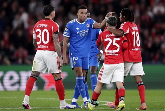 Mbappé, increpando al argentino.
