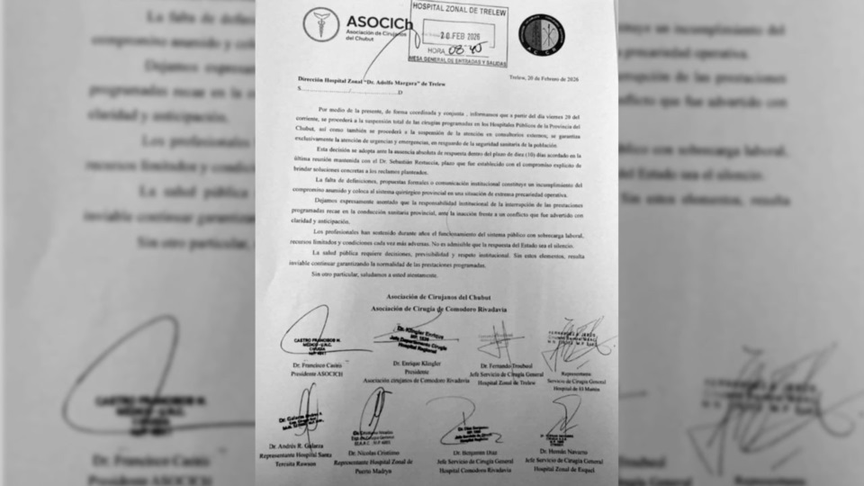 La nota presentada en el Hospital de Trelew con el anuncio de suspensión de cirugías. 