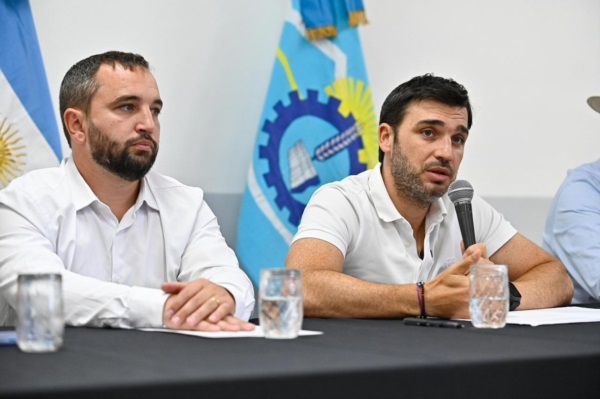 Torres con su ministro Tórtola en Comodoro. Chubut también fue golpeada por el cierre de empresas y los despidos.