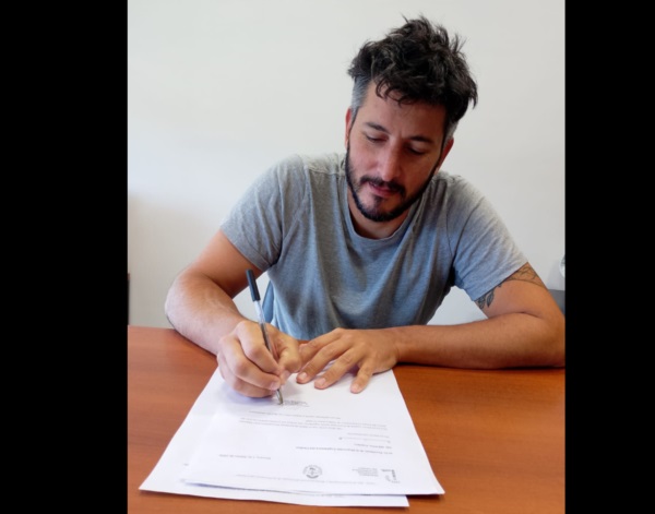 Vanconcelos firmando su renuncia.